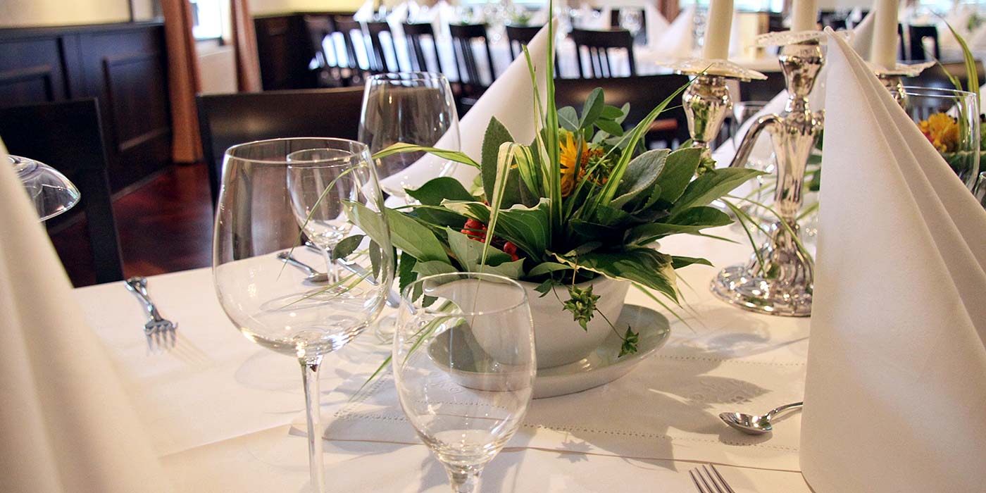 schön gedeckter Tisch im Saal